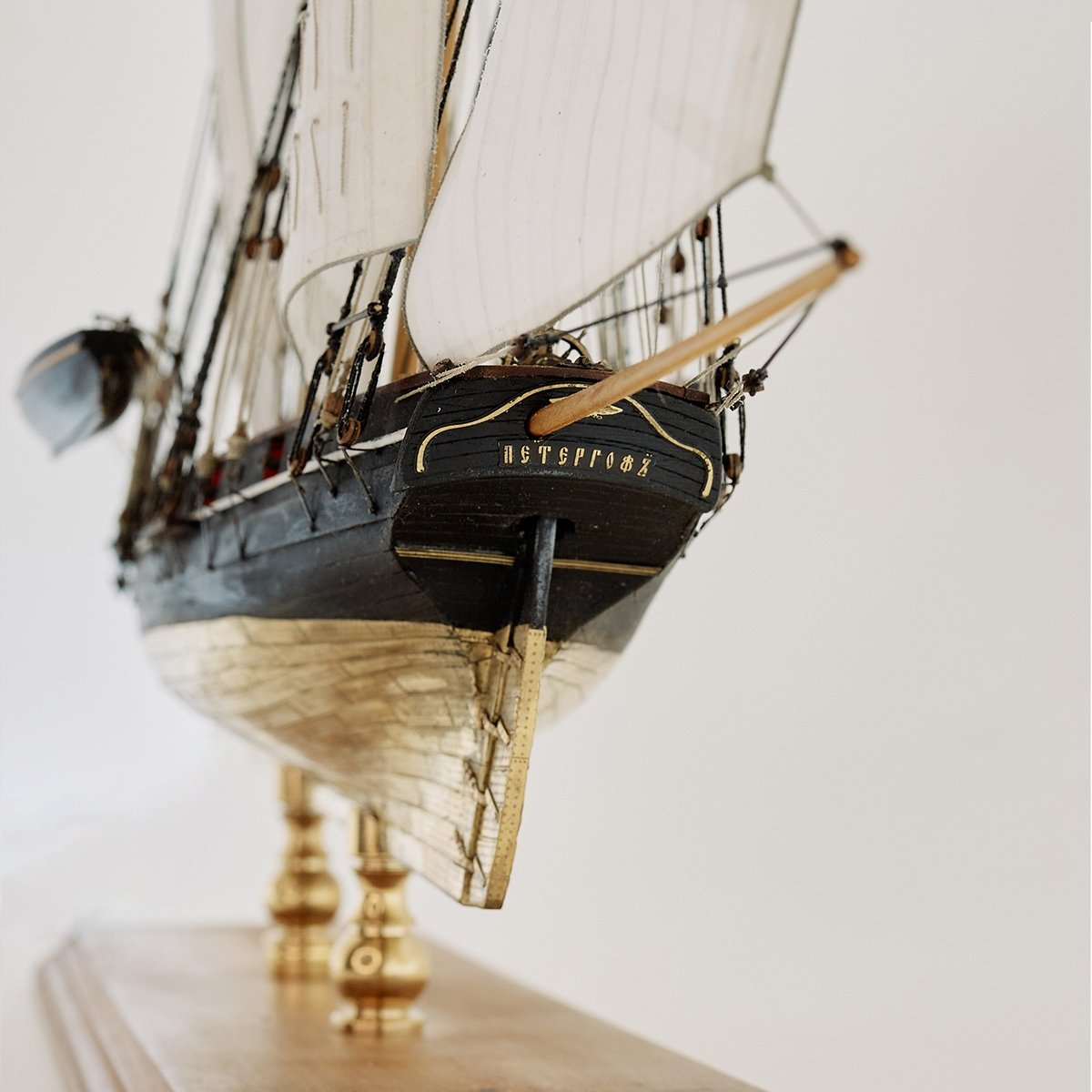 The team of wooden model "Luher Peterhof" - imodeller.store